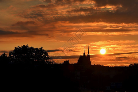 宗教捷克布尔诺市彼得罗夫日落时圣彼得斯和保罗教堂日出欧洲的建筑学图片