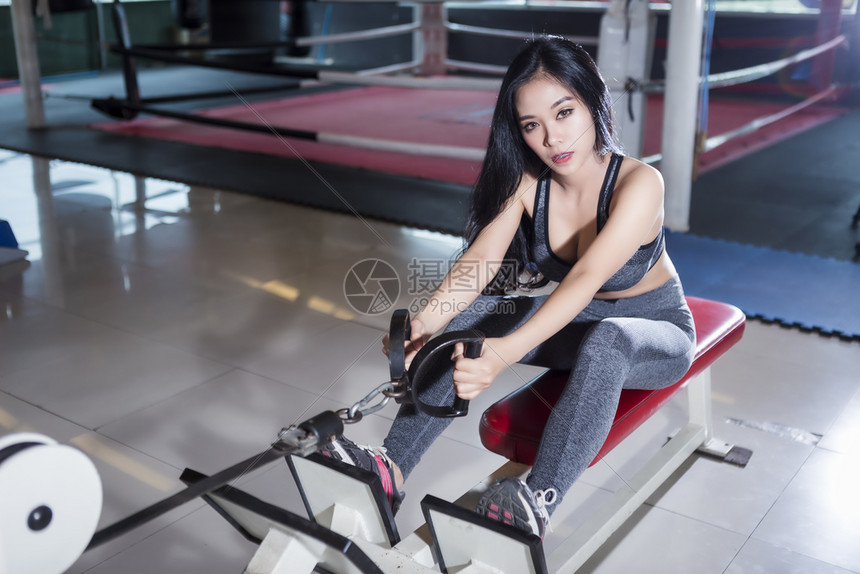 美丽的人们女运动员亚洲妇在体育健身室内和康俱乐部中用运动设备健身和俱乐部内用划线机接缝电缆器进行锻练训的亚裔妇女图片