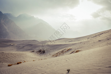 自然巴基斯坦SkarduGilgitBaltistan的雪峰山脉和云层天空对SarfarangaKatpana冷沙漠的景观目地亚图片