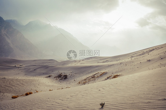 自然巴基斯坦SkarduGilgitBaltistan的雪峰山脉和云层天空对SarfarangaKatpana冷沙漠的景观目地亚图片