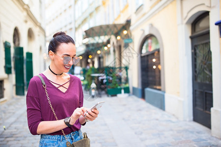 地标欧洲城市中快乐的美丽女子户外活动在城市里用智能手机聊天在意大利城市里年轻有吸引力的游客户外活动白种人图片
