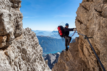 阿尔卑斯山雄登者在意大利多洛米特山脉令人惊叹的景色中ViaFerrata爬顶峰图片