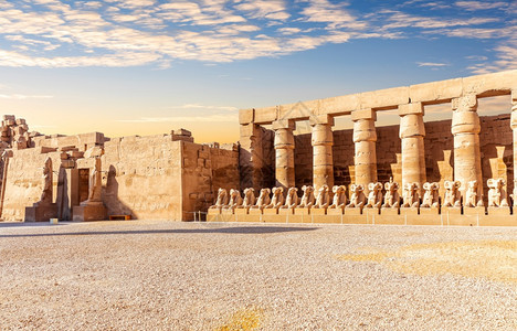 著名的斯芬克雕像和埃及卢克索Karnak庙主入口美丽的古老图片