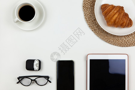 现代自由职业者智能手机咖啡平板羊角面包眼镜在白色背景情况下耳机复制空间平日业早餐在家工作呆里概念等现代工作空间休息远程办公博主图片