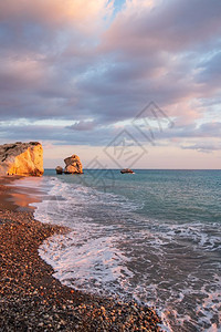 目的地大约假期在塞浦路斯帕福PetratouRomiou附近海滩的美丽下午景色被认为是希腊神话中的Aphroditersquos图片