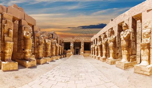 雕塑文明废墟埃及卢克索卡纳神庙日落时的阿蒙神庙雕像埃及卢克索卡纳神庙日落时的阿蒙神庙雕像图片