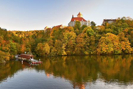 美丽的秋天风景与VeveriCastle自然色彩多的风景与日落Brno大坝捷克欧洲墙乡村的晴天图片