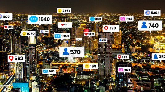 影响者手机oopicapi社交媒体图标飞越市中心通过社交网络应用平台显示人们参与联系在线社区和交媒体营销策略的概念社交媒体图标飞图片