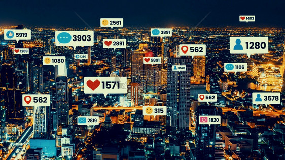 社交媒体图标飞越市中心通过社交网络应用平台显示人们参与联系在线社区和交媒体营销策略的概念社交媒体图标飞越市中心显示人们参与联系关图片