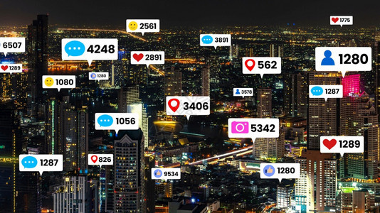 事物全球的社交媒体图标飞越市中心通过社交网络应用平台显示人们参与联系在线社区和交媒体营销策略的概念社交媒体图标飞越市中心显示人们图片
