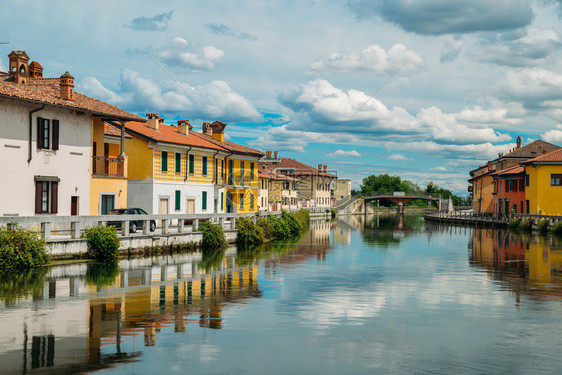 建筑学NaviglioGrande运河水道经过意大利Gaggiano历史悠久且色彩缤纷的建筑附近Naviglio运河水道经过意大图片