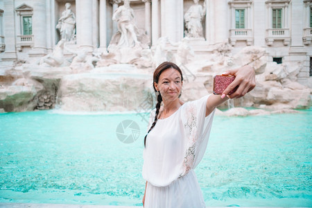 大教堂女士许愿意大利罗马旅行期间特莱维喷泉的年轻女背景孩享受欧洲假期意大利罗马旅行期间望着特莱维喷泉的漂亮女人图片