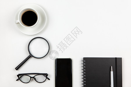 最小的现代单工作空间顶端视图笔咖啡智能手机放大器白色背景上的眼镜复制空间平面自由职业者工作桌面家庭概念中的单色图像高架议程图片