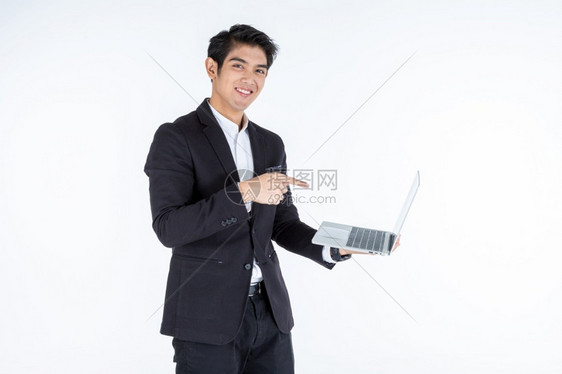 领带一个成功的Asian青年商人快乐的肖像一个成功的企业持有笔记本电脑指着用白色灰空间工作室背景所隔绝的手图面板成熟经理图片