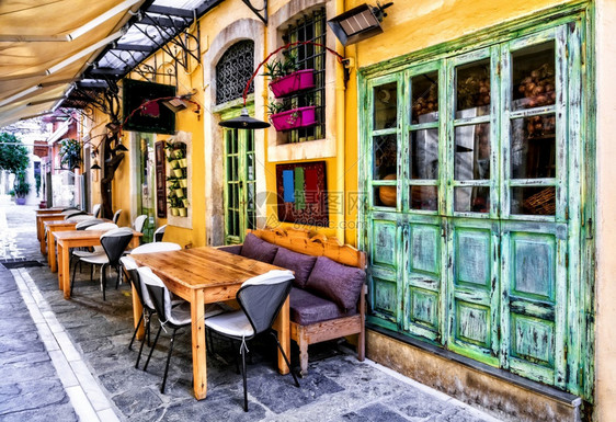 希腊语黄色的小酒馆希腊传统的多彩系列克里特岛老镇雷瑟姆诺的小街道餐馆克里特岛小街道上的克里特岛传统酒馆图片