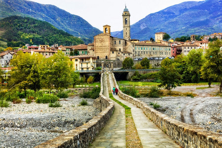 皮亚琴察旅游外部的Bobbio意大利EmiliaRomagna最中世纪的意大利村庄之一图片