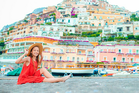 在意大利波西塔诺镇Amalfi海岸的滩上可爱小女孩在意大利波西塔诺镇温暖阳光的夏日可爱小女孩天人们地标图片