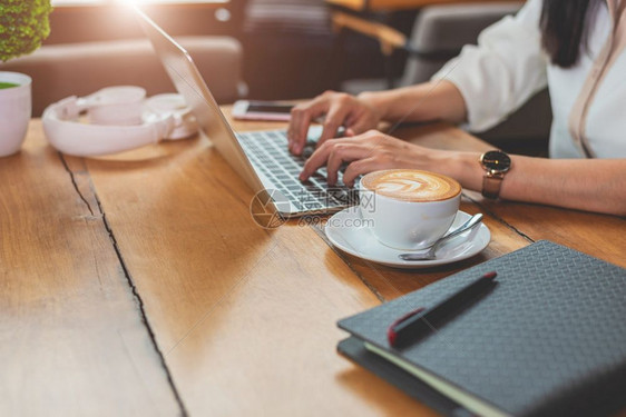 现代的行政人员启动在咖啡店用笔记本电脑打键盘的人和技术概念自由与生活方式和主题企业家和在办公室外工作的主题图片