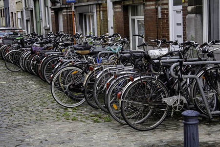 阿姆斯特丹自行车泊和荷兰单一运河传统古老杜查建筑花卉市场2018年9月6日至2018落冬天哈勒姆运动图片