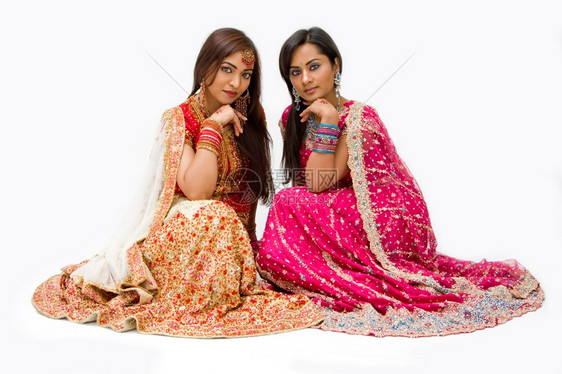 金子莱亨加印度人两名美丽的母兔女孩或腹部舞印度教新娘坐着与世隔绝图片