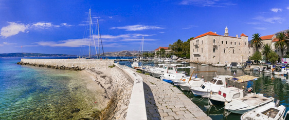景观克罗地亚田园诗般的沿海村庄达尔马提亚卡斯泰卢克西奇村风景秀丽的卡斯泰拉村拥有迷人的海洋宁静欧洲图片