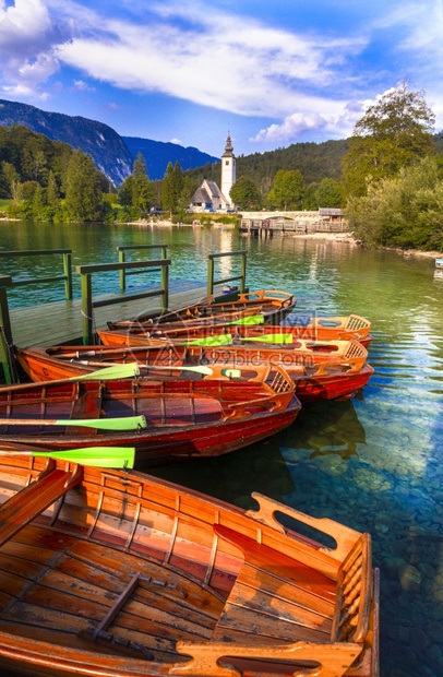 洛文尼亚特里格拉夫公园湖里的小船图片