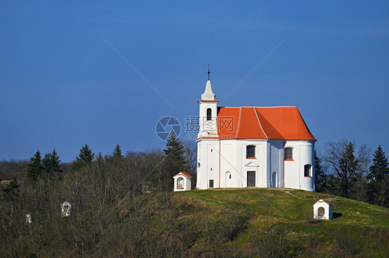 圣安东尼多尔库切捷克美丽的老教堂昆尼斯罗莎村庄图片