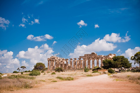 干涉古典意大利西里Selinunte希腊寺庙的废墟幻想图片