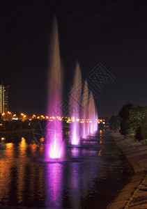 基辅城景Dnipro堤岸Rusanovskaya频道上一个美丽明亮和高洁的喷泉基辅夜里Rusanovskiy频道上的吉辅美丽亮和图片