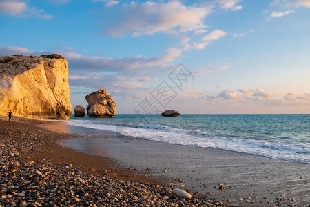 目的地在塞浦路斯帕福PetratouRomiou附近海滩的美丽下午景色有男孩在远处漫步希腊神话中被认为是Aphroditersq图片