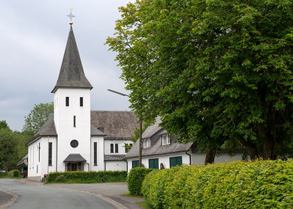 观光德国施马伦堡Sauerland村Westfeld中央街道一带教区堂旧建筑和树的景象云温特贝格图片