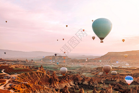 热气球背景美丽的假期在卡帕多西亚山谷上空飞行的多彩热气球在土耳其流行旅目的地Capapadocia日出时飞过山谷卡帕多奇背景