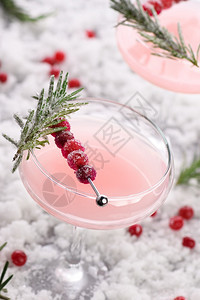 开胃酒玛格丽塔Goblet与cranberryMargarita与糖果红莓迷迭香完美鸡尾酒为圣诞派对喜庆的图片
