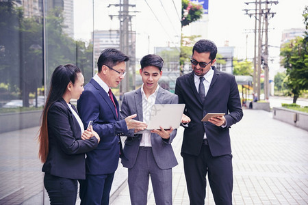 现代城市户外的亚洲多样化元文企业公司集团成员在现代城市中多元化合作团队谈论对伙伴关系的信任顾问同事商业人员认识概念问题顾同业商人图片