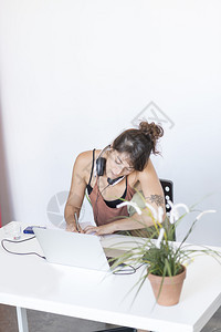 电话学习人们拉法费尔南德斯在工作时用笔记本电脑工作的女商人图片
