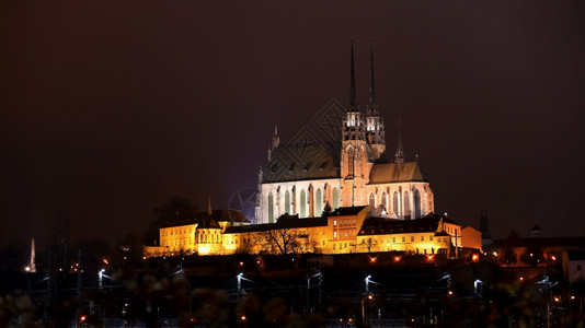 建筑学Petrov圣彼得大教堂和保罗布尔诺市捷克欧洲晚间美丽古建筑照片镇宗教的图片