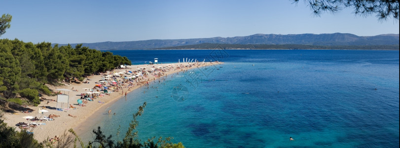 海岸娱乐游客201年旅游度假季节开始201年克罗地亚岛Bracy在著名的Zlatni大鼠金披风海滩图片