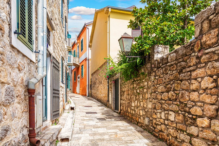 黑山塞格新老城欧洲中世纪的街道地标狭窄的赫尔采格图片