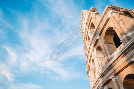 意大利罗马斗兽场或体育馆背景蓝天意大利最受欢迎的景点之一罗马斗兽场或体育馆背景蓝天外部的历史图片