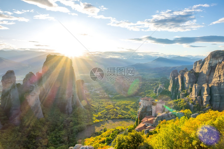 位于MeteoraA修道院岩石上的希腊卡兰巴夏季日落由教科文组织日落的希腊石修道院列出地标谷黄昏图片