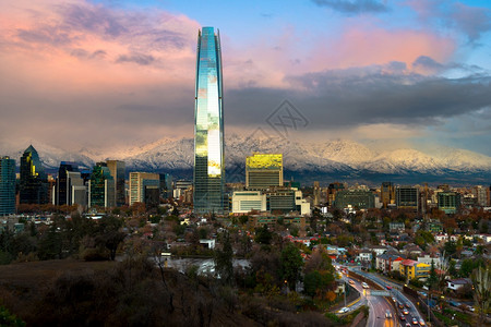 智利圣地亚哥与安第斯山脉背面的智利圣地亚哥天际线智利圣地亚哥LasCondes孔德斯雪美国图片