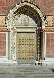 避难所垂直的意大利米兰布雷拉附近的圣玛丽亚德尔胭脂红教堂前门意大利米兰布雷拉附近的圣玛丽亚德尔胭脂红教堂前门雕刻图片