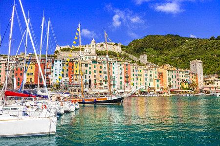 拉意大利Liguria美丽的Portovenere渔业村和意大利Cinqueterre彩色波尔托韦内雷村的流行旅游景点五连航行图片