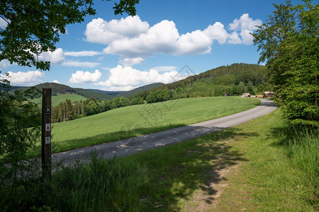 自然靠近温特堡的Sauerland地区的全景图象通过德国绿草地徒步旅行施马伦贝格国民图片