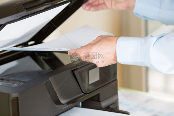 清单纸使用多功能打印机进行影员工作扫描图片