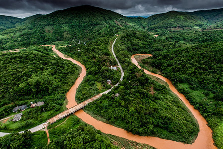下雨热带溪流泰国缅甸边境环气候变化天概念等附近农村景点的气候变化和象概念地貌与雨季滑坡相交而溢出的小溪图片