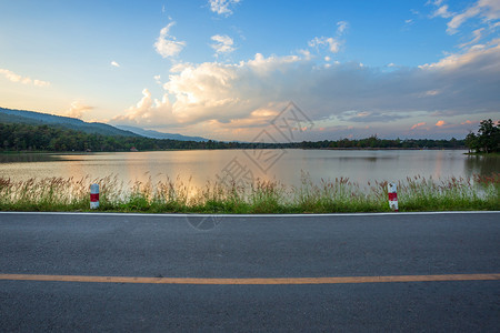 美丽的在泰国清迈黄昏时带山林的HuayTuengTao水库风景可见的农村道路绿色街图片