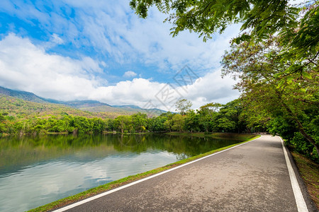 美丽的开奥Ashalt黑色灰道路地貌在安高清迈大学自然林森中湖面的观察山见蓝天与白云的春光背景夏天图片