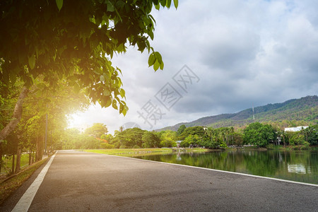 绿色麦旅行Ashalt黑色灰道路地貌在安高清迈大学自然林森中湖面的观察山见蓝天与白云的春光背景图片