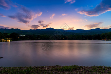 浪漫的开奥假期AngKaew清迈大学自然森林山景与夜晚蓝色的日落天空背景风为时尚林山图片